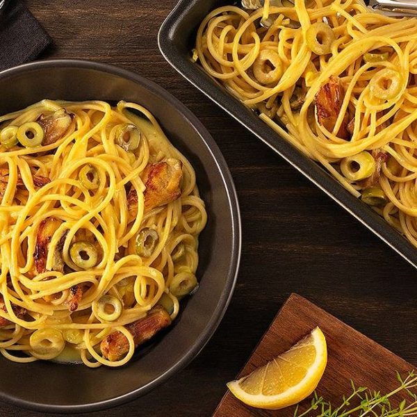 Spaguetti ao molho de frango com mostarda e azeitonas